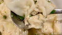 Sup wonton ini terasa makin segar karena kuahnya bening, berbahan kaldu ayam. Ada juga tambahan cincangan daun ketumbar.