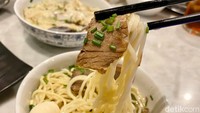 Mie-nya merupakan jenis lamian segar dengan tekstur kenyal mulur. Rasanya nikmat saat dimakan bersama topping irisan daging sapi yang empuk dan bakso ikan yang gurih.