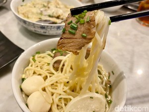 Long Feng Tang: Nikmatnya Lanzhou Beef Noodle dan Sate Domba Xinjiang di Resto Chinese Muslim