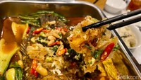 Hidangan ikan panggang ini dibuat dari gurame dengan pelengkap 6 jenis sayuran, termasuk sawi putih, pakcoy, hingga buncis. Tekstur ikannya yang lembut gurih puaskan selera.