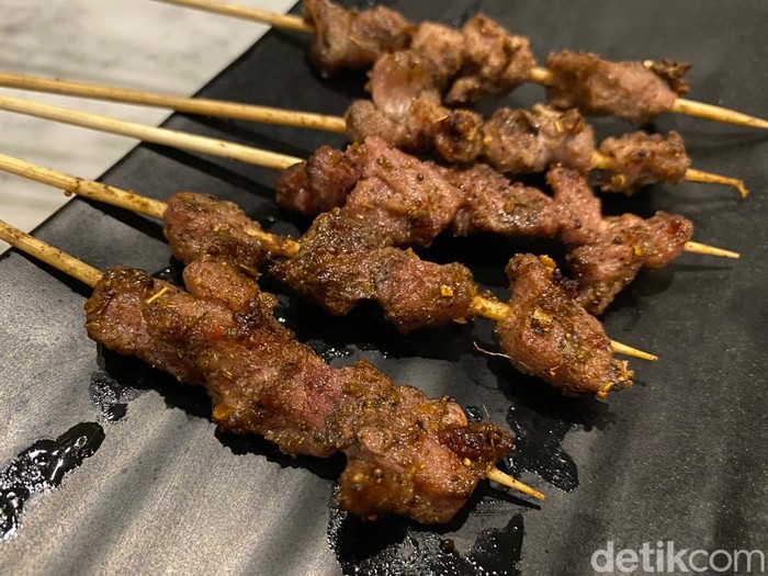 Long Feng Tang: Nikmatnya Lanzhou Beef Noodle dan Sate Domba Xinjiang di Resto Chinese Muslim