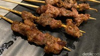 Xinjiang Skewers juga layak dicoba, tersedia dalam pilihan daging domba (Rp 5 ribu/tusuk) dan daging sapi (Rp 4 ribu/tusuk). Teksturnya empuk dengan rasa gurih berempah yang meresap ke dalam daging. 