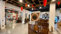Nama Long Feng Tang sendiri punya filosofi penting. Berupa naga jantan dan naga betina yang mengartikan restoran ini sebagai tempat suami dan istri mencari rezeki.