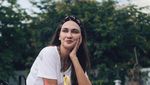 Pose Keren ala Model Luna Maya di Depan Gerobak Bakso Malang