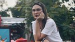 Pose Keren ala Model Luna Maya di Depan Gerobak Bakso Malang