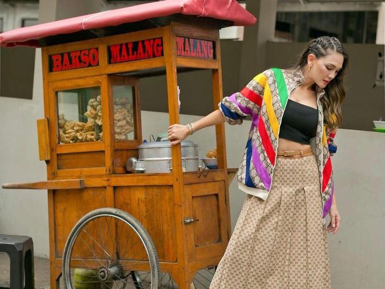 Pose Keren ala Model Luna Maya di Depan Gerobak Bakso Malang