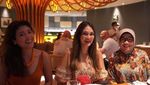 Pose Keren ala Model Luna Maya di Depan Gerobak Bakso Malang