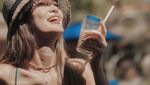 Pose Keren ala Model Luna Maya di Depan Gerobak Bakso Malang