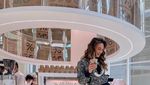 Pose Keren ala Model Luna Maya di Depan Gerobak Bakso Malang