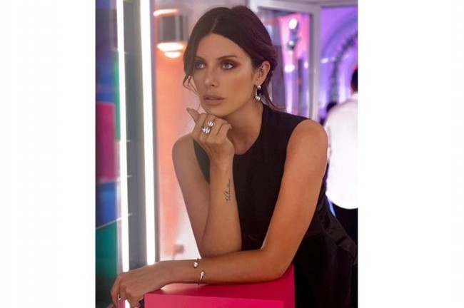 Salvio yang dilabrak membawa pergi wanita bernama Sol Rinaldi itu dengan mobil Mercedez Benz miliknya. Dari video yang viral di media sosial terlihat Magali yang masih emosi dan tidak mendapat penjelasan dari Salvio nekat mau ikut naik mobil. Namun Salvio malah menjalankan kendaraannya itu. Alhasil Magali terjatuh. Bukannya menolong, Salvio malah kabur bersama wanita lain yang ada di dalam mobilnya. Foto: Dok. Instagram