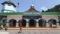 Masjid Al-Khotib di Desa Adan-adan, Kediri, Jawa Timur, merupakan masjid tertua ang memiliki ciri khas menara setinggi 30 meter untuk mengumandangkan adzan tersebut dibangun pada era penjajahan Belanda tahun 1936 oleh penyebar agama Islam KH Muhamad Khotib. ANTARA FOTO/Prasetia Fauzani.
