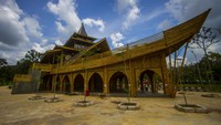 Masjid Bambu KH Abdul Qadir Hasan di Banjar, Kalimantan Selatan, hampir semua bangunan terbuat dari bahan bambu itu memiliki bentuk bangunan yang memadukan kearifan lokal dan unsur sejarah yakni menyerupai jukung (perahu) dan bangunan pucuk masjid seperti Masjid Sultan Suriansyah yang merupakan masjid tertua di Kalimantan Selatan. ANTARA FOTO/Bayu Pratama S.
