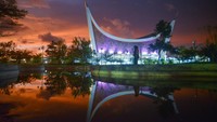Masjid Raya Sumatera Barat (Sumbar), di Padang, meraih penghargaan sebagai masjid dengan desain arsitektur terbaik di dunia dalam kompetisi Arsitektur Masjid Abdullatif Al Fozan tahun 2021 itu, ramai dikunjungi selama bulan ramadhan untuk beribadah sekaligus berwisata karena merupakan ikon wisata religi di kota itu. ANTARA FOTO/Iggoy el Fitra.