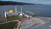 Kendari juga memiliki masjid yang unik. Lokasi masjid yang tidak biasa yakni di tengah teluk menjadi daya tarik tersendiri. Masjid tersebut bernama Al Alam. ANTARA FOTO/Jojon.