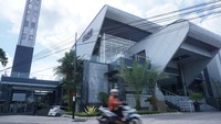 Masjid Al Fattah, Tulungagung, Jawa Timur,yang baru diresmikan pembangunannya oleh Ketua Dewan Masjid Indonesia (DMI) Jusuf Kalla pada Selasa (22/3/2022) ini disebut-sebut sebagai salah satu bangunan masjid terindah di Indonesia karena mengusung konsep arsitektur minimalis modern dan diklaim ramah lingkungan serta hemat energi. ANTARA FOTO/Destyan Sujarwoko.