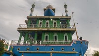 Masjid Kapal Bosok di Serang, Banten, memiliki keunikan bangunan yang berbentuk kapal. Masjid ini sering dikunjungi wisatawan saat bulan Ramadhan baik untuk beribadah maupun berswafoto. ANTARA FOTO/Muhammad Bagus Khoirunas.