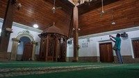 Berdasarkan penjabaran Ketua Umum Yayasan Masjid Jami Aulia Sapuro KH Ahmad Dananir Dananjoyo, Masjid Jami Aulia Sapuro yang merupakan masjid tertua di Kota Pekalongan itu diperkirakan dibangun pada tahun 1625 Masehi (1035 H) oleh empat orang utusan Demak yaitu Kiai Maksum, Kiai Sulaiman, Kiai Lukman dan Kiai Kudung dengan kayu-kayu penyangga bangunan masjid dan bagian kayu lainnya merupakan sisa pembangunan Masjid Agung Demak yang dibangun pada tahun 1479 Masehi. ANTARA FOTO/Harviyan Perdana Putra.