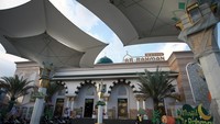 Masjid Ar-Rahman Kota Blitar, Jawa Timur, dengan desain arsitektur klasik Utsmaniyah Mamluk tersebut disebut mirip dengan desain Masjid Nabawi di Madinah, dan merupakan salah satu masjid favorit yang dikunjungi sejumlah jamaah dari berbagai kota di Pulau Jawa. ANTARA FOTO/Irfan Anshori.