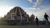 Masjid 99 kubah, Makassar, Sulawesi Selatan, memiliki 99 kubah dan didesain oleh Gubernur Jawa Barat Ridwan Kamil. Masjid ini pun dapat menampung hingga 5 ribu jemaah. ANTARA FOTO/Abriawan Abhe.