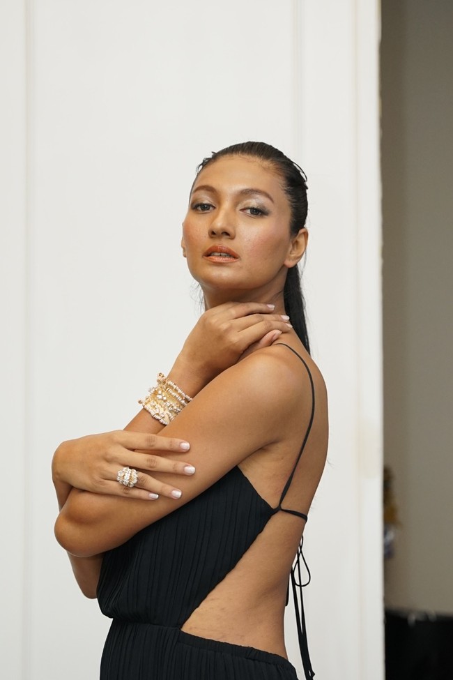 Untuk kesempatan istimewa ini, gaun hitam menjadi andalannya. Model backless pada gaun yang mengekspos punggungnya sukses menonjolkan aura seksi dan eksotis perempuan berkulit sawo matang ini. Ia lalu memadukan gaun tersebut dengan outerwear yang berbeda-beda. (Foto: Dok. Mondial)