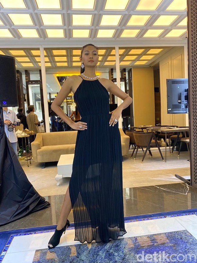 Waktu dulu aku sering diejek mirip tiang listrik. Jadi Mami bilang, kalau ke acara jangan lupa pakai kalung, supaya leher tidak kelihatan panjang. Tapi itu kan dulu, kenang istri seorang pria berdarah Italia ini. (Foto: Daniel Ngantung/detikcom)