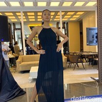 Waktu dulu aku sering diejek mirip tiang listrik. Jadi Mami bilang, kalau ke acara jangan lupa pakai kalung, supaya leher tidak kelihatan panjang. Tapi itu kan dulu, kenang istri seorang pria berdarah Italia ini. (Foto: Daniel Ngantung/detikcom)