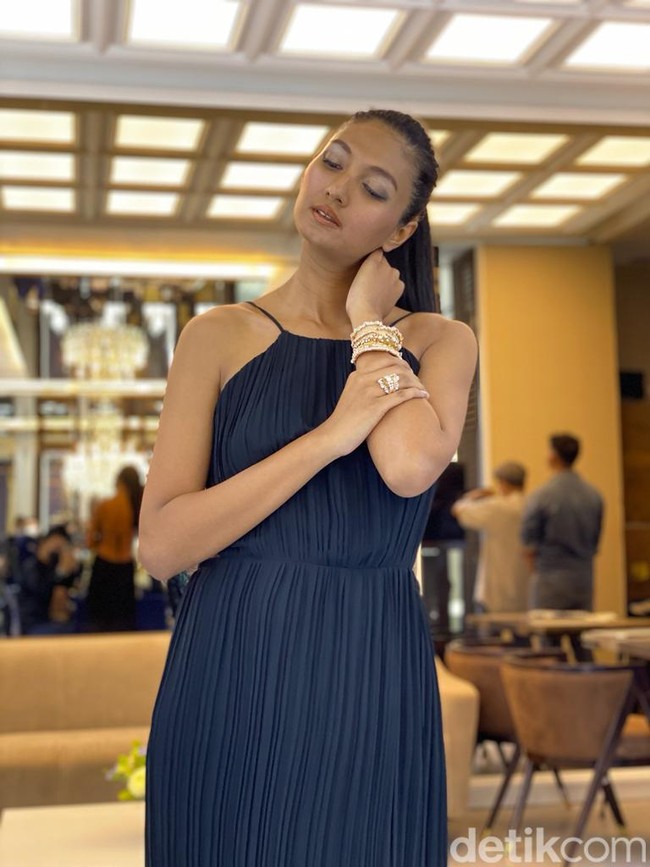 Model Laura Muljadi muncul di acara peluncuran koleksi perhiasan berlian terbaru Mondial baru-baru ini. Tampil sebagai model, ia memeragakan deretan perhiasan dari koleksi bertajuk Gala Collection tersebut. (Foto: Daniel Ngantung/detikcom)
