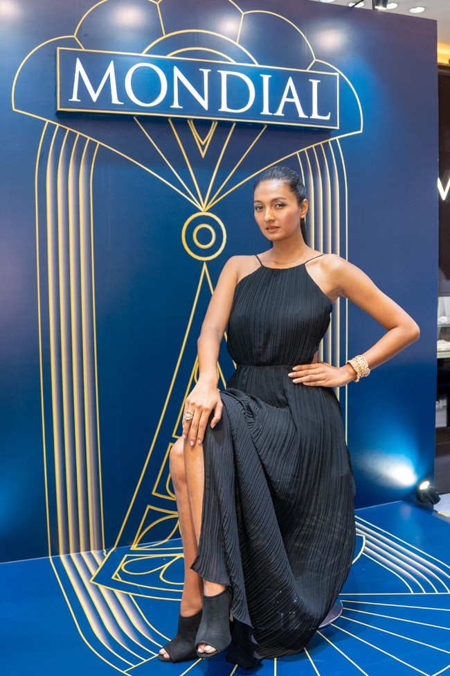 Kemunculan Laura Muljadi di acara ini terbilang spesial. Pasalnya, belakangan perempuan 37 tahun yang eksis sebagai model sejak awal 2000-an lebih aktif di belakang panggung ini. Di tengah kesibukannya sebagai ibu satu anak, ia juga mengajar di sebuah sekolah modeling. (Foto: Dok. Mondial)