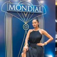 Kemunculan Laura Muljadi di acara ini terbilang spesial. Pasalnya, belakangan perempuan 37 tahun yang eksis sebagai model sejak awal 2000-an lebih aktif di belakang panggung ini. Di tengah kesibukannya sebagai ibu satu anak, ia juga mengajar di sebuah sekolah modeling. (Foto: Dok. Mondial)