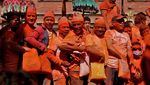 Warga Nepal Mendadak Oranye di Festival Sindoor Jatra