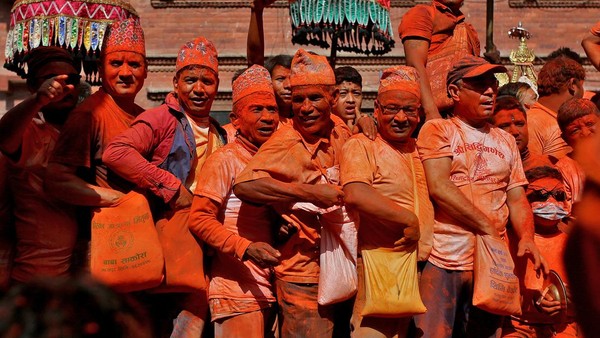 Para warga menampung bubuk berwarna oranye tersebut dalam kantong yang dibawa masing-masing peserta.