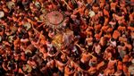 Perang Oranye di Festival Sindoor Jatra