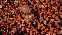 Lautan Manusia berwarna oranye menyala memenuhi kawasan Thimi, lembah di antara Kathmandu, Patan, dan Bakhtapur. 