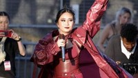 Dalam wawancara usai penampilannya, NIKI mengaku bersyukur bisa mewakili Indonesia. Foto: Getty Images via AFP/FRAZER HARRISON