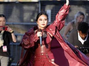 Lihat Penampilan NIKI Nyanyi Lagu Sempurna di Coachella