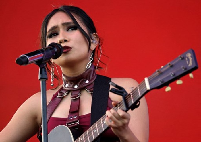 NIKI INDIO, CALIFORNIA - APRIL 15: Niki performs onstage at the Outdoor Theatre during the 2022 Coachella Valley Music And Arts Festival on April 15, 2022 in Indio, California. Frazer Harrison/Getty Images for Coachella/AFP (Photo by Frazer Harrison / GETTY IMAGES NORTH AMERICA / Getty Images via AFP)