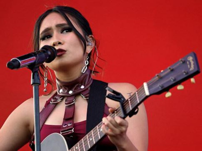 INDIO, CALIFORNIA - APRIL 15: Niki performs onstage at the Outdoor Theatre during the 2022 Coachella Valley Music And Arts Festival on April 15, 2022 in Indio, California.   Frazer Harrison/Getty Images for Coachella/AFP (Photo by Frazer Harrison / GETTY IMAGES NORTH AMERICA / Getty Images via AFP)