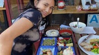 Makan di restoran yang menyajikan makanan lezat juga salah satu aktivitas favoritnya. Berburu kuliner enak di tempat yang nyaman jadi agenda rutin bagi dirinya. Foto: Instagram/nikizefanya