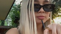 Memesan minuman segar juga dipilih Niki untuk menenangkan diri. Minuman bersoda ditemani angin sepoi-sepoi jadi gaya Niki untuk rehat dari pekerjaannya. Foto: Instagram/nikizefanya