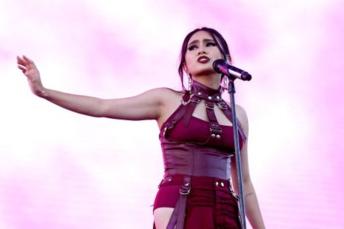 NIKI INDIO, CALIFORNIA - APRIL 15: Niki performs onstage at the Outdoor Theatre during the 2022 Coachella Valley Music And Arts Festival on April 15, 2022 in Indio, California. Frazer Harrison/Getty Images for Coachella/AFP (Photo by Frazer Harrison / GETTY IMAGES NORTH AMERICA / Getty Images via AFP)