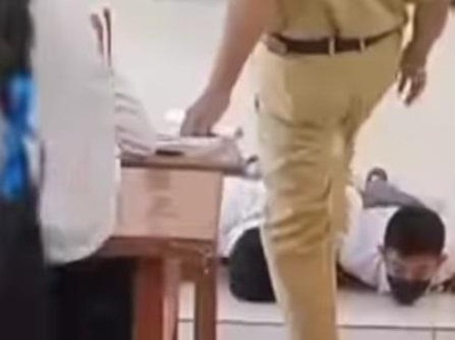 Cuplikan video aksi kepala sekolah injak bahu siswa di SMAN 3 Amlapura.