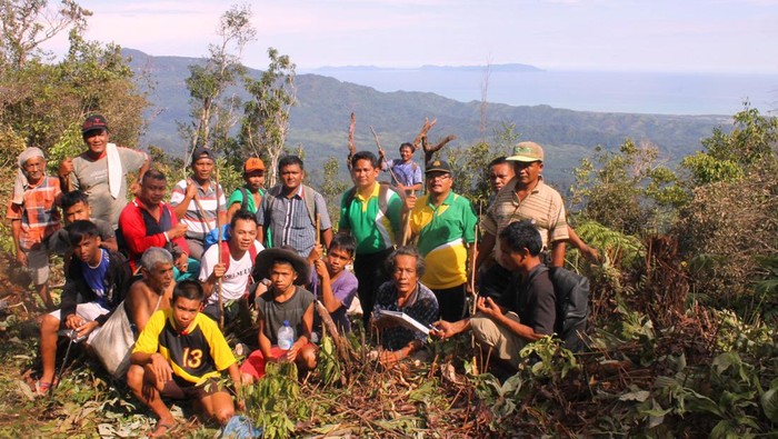 Masayrakat dan tim Nelson Lumbantoruan saat berada di puncak bukit Lesa di Pakkat, Humbang Hasundutan. Foto Dokumen Nelson Lumbantoruan