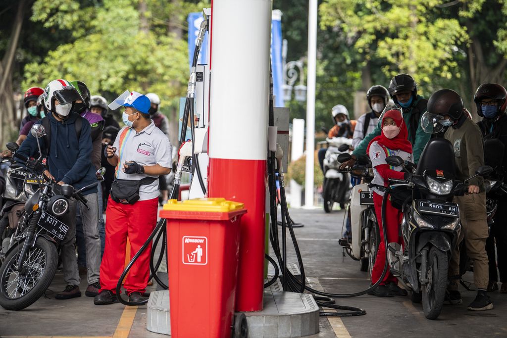 Petugas melayani pengisian BBM di SPBU Pertamina 31.40101 di Bandung, Jawa Barat, Sabtu (16/4/2022). Pertamina Patra Niaga Regional Jawa Bagian Barat memastikan stok BBM dan LPG selama Ramadhan hingga arus mudik lebaran Idul Fitri aman dan saat ini seluruh infrastruktur telah disiagakan meliputi delapan Terminal BBM, lima Terminal LPG, lima depot pengisian pesawat udara dan lebih dari 1900 lembaga penyalur BBM se-Jawa Bagian Barat serta lebih dari 38 ribu lembaga penyalur LPG. ANTARA FOTO/M Agung Rajasa/wsj.
