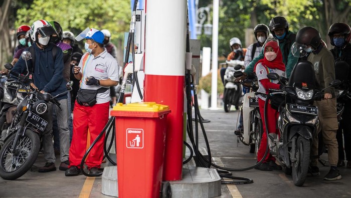 Petugas melayani pengisian BBM di SPBU Pertamina 31.40101 di Bandung, Jawa Barat, Sabtu (16/4/2022). Pertamina Patra Niaga Regional Jawa Bagian Barat memastikan stok BBM dan LPG selama Ramadhan hingga arus mudik lebaran Idul Fitri aman dan saat ini seluruh infrastruktur telah disiagakan meliputi delapan Terminal BBM, lima Terminal LPG, lima depot pengisian pesawat udara dan lebih dari 1900 lembaga penyalur BBM se-Jawa Bagian Barat serta lebih dari 38 ribu lembaga penyalur LPG. ANTARA FOTO/M Agung Rajasa/wsj.