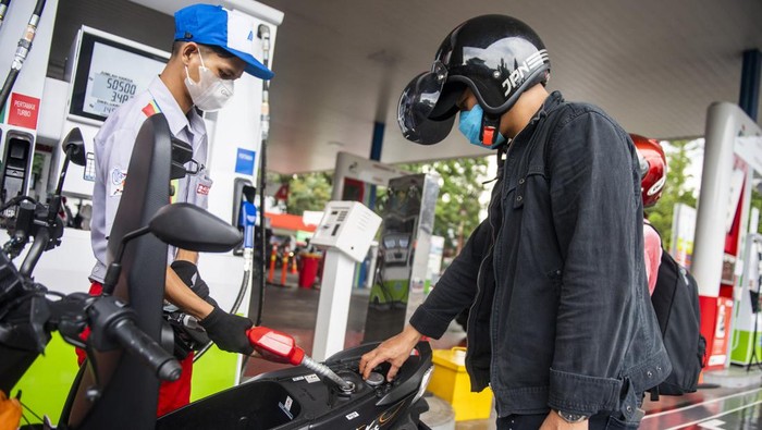 Petugas melayani pengisian BBM di SPBU Pertamina 31.40101 di Bandung, Jawa Barat, Sabtu (16/4/2022). Pertamina Patra Niaga Regional Jawa Bagian Barat memastikan stok BBM dan LPG selama Ramadhan hingga arus mudik lebaran Idul Fitri aman dan saat ini seluruh infrastruktur telah disiagakan meliputi delapan Terminal BBM, lima Terminal LPG, lima depot pengisian pesawat udara dan lebih dari 1900 lembaga penyalur BBM se-Jawa Bagian Barat serta lebih dari 38 ribu lembaga penyalur LPG. ANTARA FOTO/M Agung Rajasa/wsj.