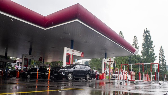 Petugas melayani pengisian BBM di SPBU Pertamina 31.40101 di Bandung, Jawa Barat, Sabtu (16/4/2022). Pertamina Patra Niaga Regional Jawa Bagian Barat memastikan stok BBM dan LPG selama Ramadhan hingga arus mudik lebaran Idul Fitri aman dan saat ini seluruh infrastruktur telah disiagakan meliputi delapan Terminal BBM, lima Terminal LPG, lima depot pengisian pesawat udara dan lebih dari 1900 lembaga penyalur BBM se-Jawa Bagian Barat serta lebih dari 38 ribu lembaga penyalur LPG. ANTARA FOTO/M Agung Rajasa/wsj.