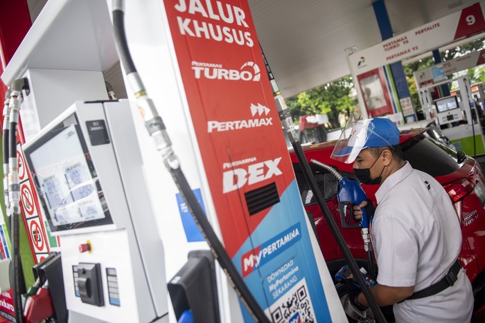 Petugas melayani pengisian BBM di SPBU Pertamina 31.40101 di Bandung, Jawa Barat, Sabtu (16/4/2022). Pertamina Patra Niaga Regional Jawa Bagian Barat memastikan stok BBM dan LPG selama Ramadhan hingga arus mudik lebaran Idul Fitri aman dan saat ini seluruh infrastruktur telah disiagakan meliputi delapan Terminal BBM, lima Terminal LPG, lima depot pengisian pesawat udara dan lebih dari 1900 lembaga penyalur BBM se-Jawa Bagian Barat serta lebih dari 38 ribu lembaga penyalur LPG. ANTARA FOTO/M Agung Rajasa/wsj.