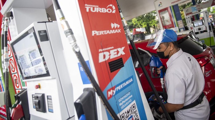 Petugas melayani pengisian BBM di SPBU Pertamina 31.40101 di Bandung, Jawa Barat, Sabtu (16/4/2022). Pertamina Patra Niaga Regional Jawa Bagian Barat memastikan stok BBM dan LPG selama Ramadhan hingga arus mudik lebaran Idul Fitri aman dan saat ini seluruh infrastruktur telah disiagakan meliputi delapan Terminal BBM, lima Terminal LPG, lima depot pengisian pesawat udara dan lebih dari 1900 lembaga penyalur BBM se-Jawa Bagian Barat serta lebih dari 38 ribu lembaga penyalur LPG. ANTARA FOTO/M Agung Rajasa/wsj.