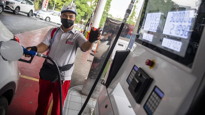 Petugas melayani pengisian BBM di SPBU Pertamina 31.40101 di Bandung, Jawa Barat, Sabtu (16/4/2022). Pertamina Patra Niaga Regional Jawa Bagian Barat memastikan stok BBM dan LPG selama Ramadhan hingga arus mudik lebaran Idul Fitri aman dan saat ini seluruh infrastruktur telah disiagakan meliputi delapan Terminal BBM, lima Terminal LPG, lima depot pengisian pesawat udara dan lebih dari 1900 lembaga penyalur BBM se-Jawa Bagian Barat serta lebih dari 38 ribu lembaga penyalur LPG. ANTARA FOTO/M Agung Rajasa/wsj.