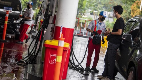 Petugas melayani pengisian BBM di SPBU Pertamina 31.40101 di Bandung, Jawa Barat, Sabtu (16/4/2022). Pertamina Patra Niaga Regional Jawa Bagian Barat memastikan stok BBM dan LPG selama Ramadhan hingga arus mudik lebaran Idul Fitri aman dan saat ini seluruh infrastruktur telah disiagakan meliputi delapan Terminal BBM, lima Terminal LPG, lima depot pengisian pesawat udara dan lebih dari 1900 lembaga penyalur BBM se-Jawa Bagian Barat serta lebih dari 38 ribu lembaga penyalur LPG. ANTARA FOTO/M Agung Rajasa/wsj.